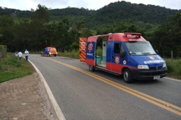 Motociclista fica ferido ao colidir com animal na pista