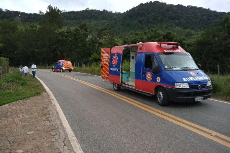 Motociclista fica ferido ao colidir com animal na pista