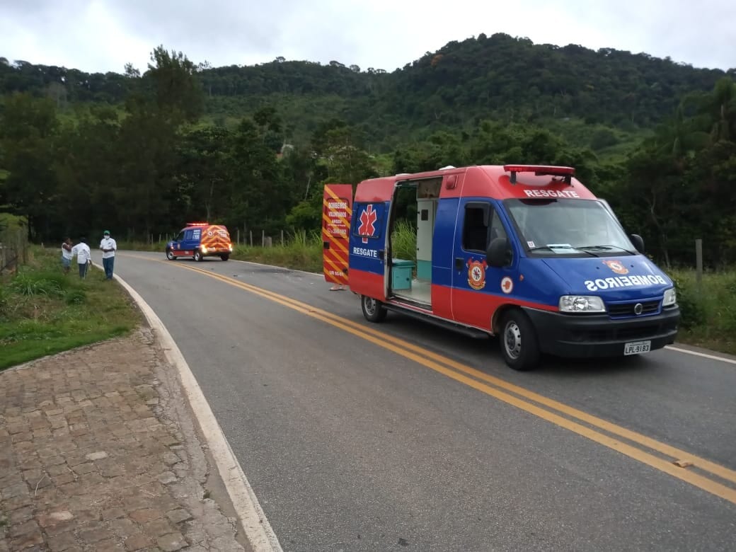 Motociclista fica ferido ao colidir com animal na pista