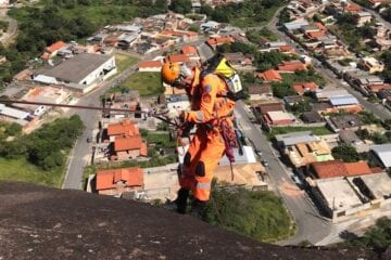 Bombeiros se qualificam para salvamento em montanha