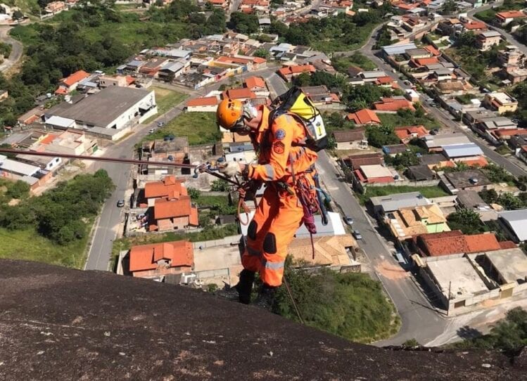 Bombeiros se qualificam para salvamento em montanha