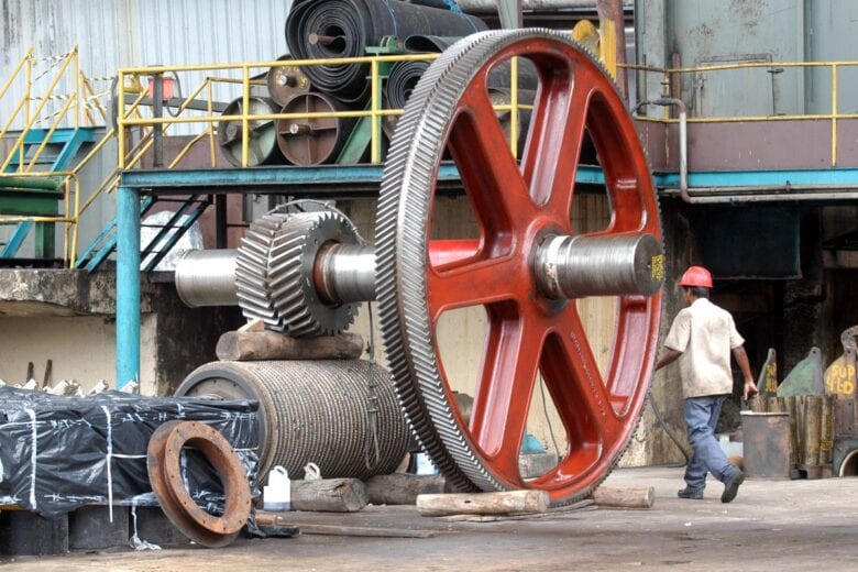 Produção industrial recua em dez locais em fevereiro, diz IBGE