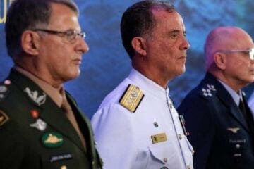 Comandantes das Forças Armadas deixam seus cargos