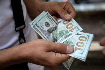Dólar fecha a R$ 5,74 e tem maior alta semanal em nove meses