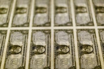 Dólar tem primeira queda depois de quatro altas seguidas