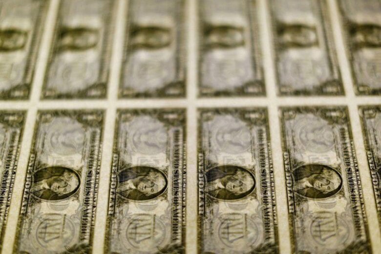 Dólar tem primeira queda depois de quatro altas seguidas