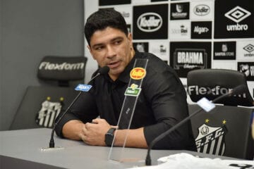 Santos demite ex-volante Renato do cargo de coordenador técnico