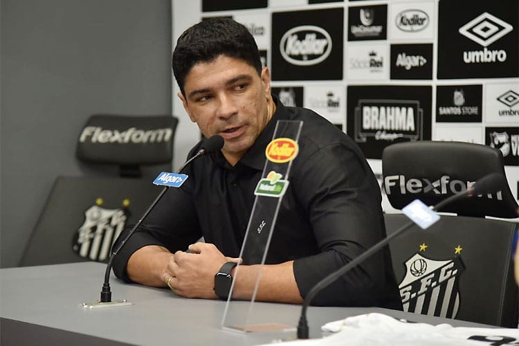 Santos demite ex-volante Renato do cargo de coordenador técnico