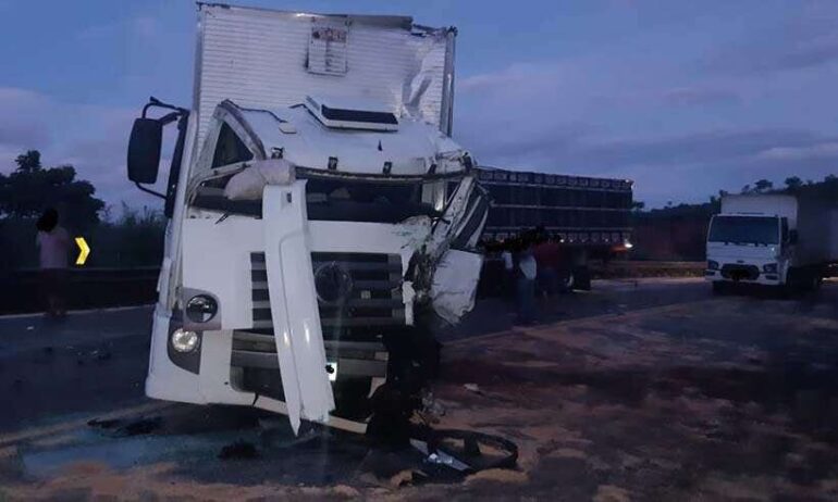 Batida entre carreta e caminhão interdita trecho da BR-381