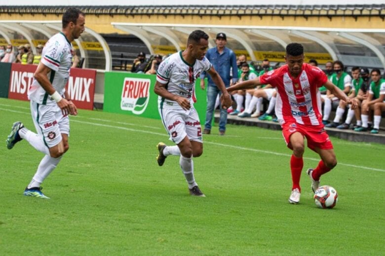 Aumento dos casos de COVID-19 paralisa Catarinense, Paranaense e Cearense