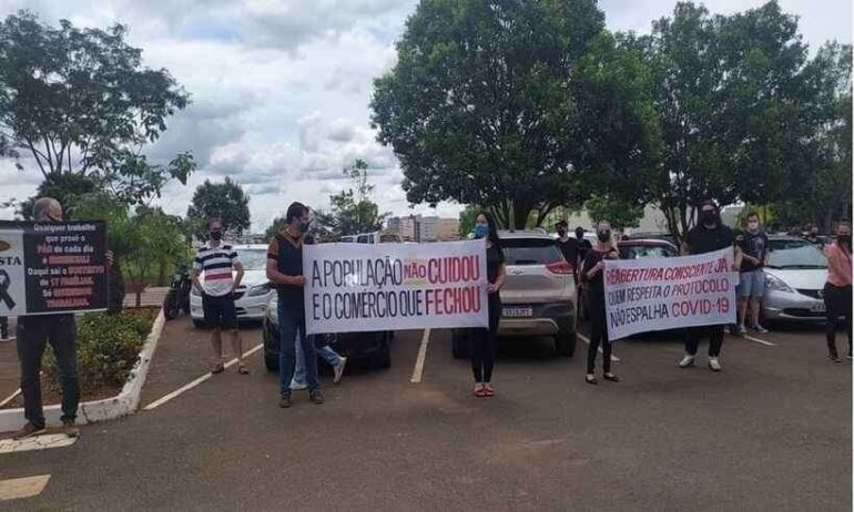 ‘Tenho vergonha na cara’, diz prefeito a manifestantes em Patos de Minas