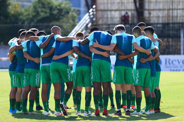 Com aumento de casos de COVID em SC, Chapecoense suspende atividades