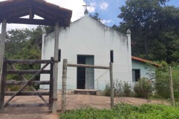 Intolerância: igreja católica é destruída e profanada por vândalos