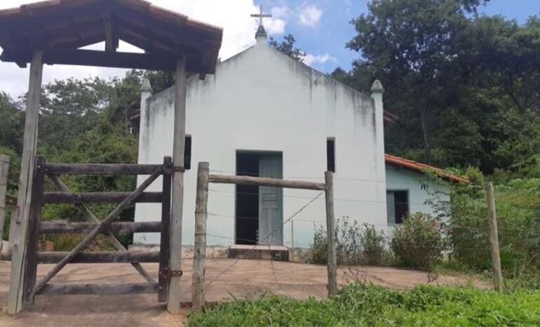 Intolerância: igreja católica é destruída e profanada por vândalos