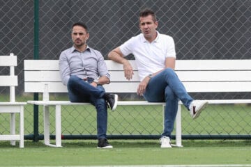 Sob olhares de Victor e Caetano, titulares do Atlético vão a campo