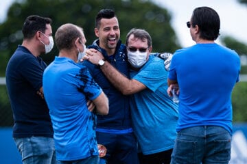 Diretor explica relação comercial do Cruzeiro com Pedro Lourenço