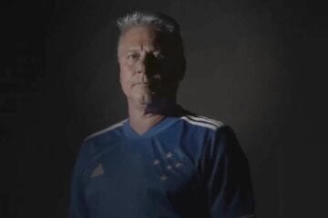 Com ídolos, Cruzeiro apresenta camisa para o ano do centenário; veja fotos