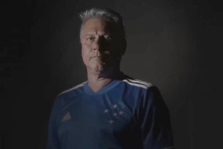 Com ídolos, Cruzeiro apresenta camisa para o ano do centenário; veja fotos