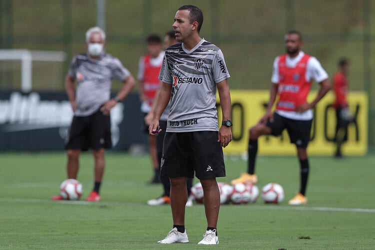 Sem Cuca em BH, comissão planeja treinos e deve comandar Atlético no sábado