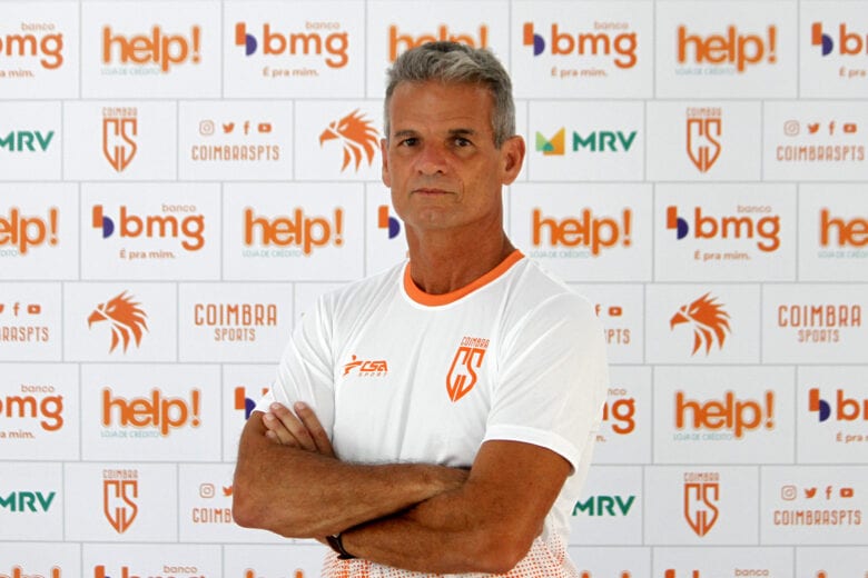 Coimbra anuncia a contratação do técnico Eugênio Souza