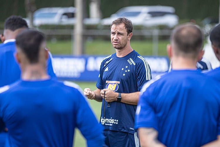 À espera de Manoel, Cruzeiro terá 7 sessões de treino até jogo com América
