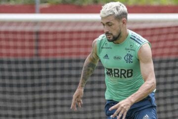 Arrascaeta se reapresenta, treina e deixa elenco do Flamengo completo