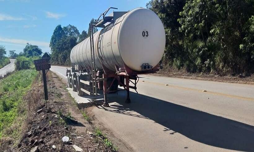 Risco de explosão em carreta causa lentidão em rodovia perto de Itaúna