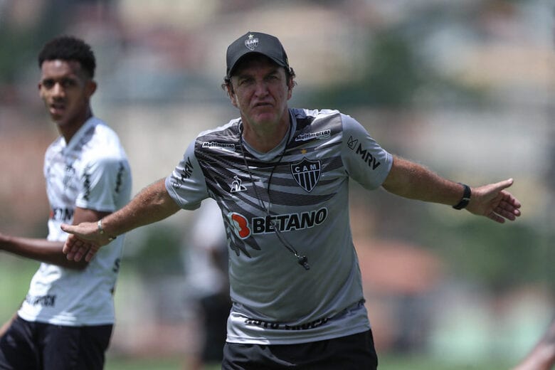 Atlético: Cuca diz não se apegar a volantes marcadores e centroavantes