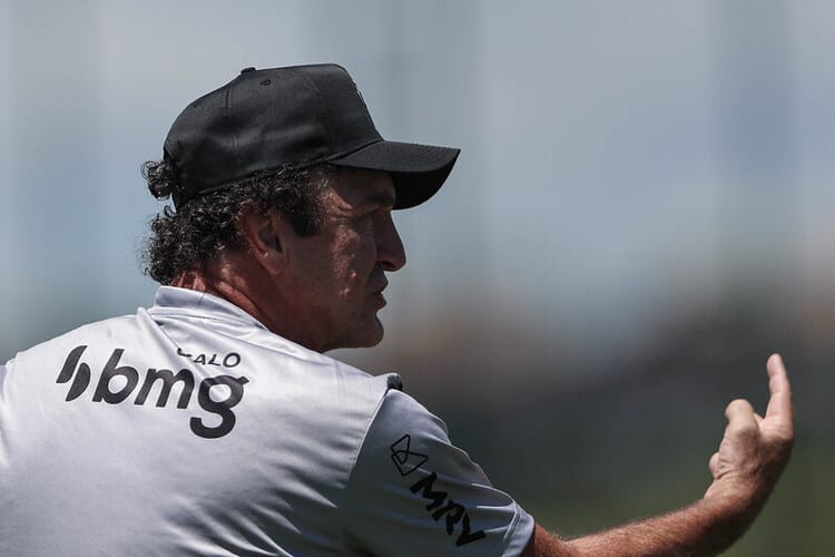 Cuca tem elenco quase completo à disposição em segundo treino no Atlético