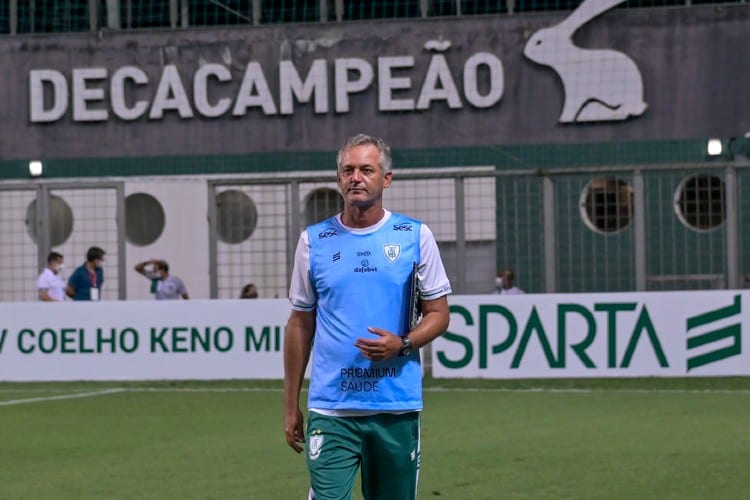 ‘Pedido para parar o futebol é de pai, nunca foi político’, diz Lisca