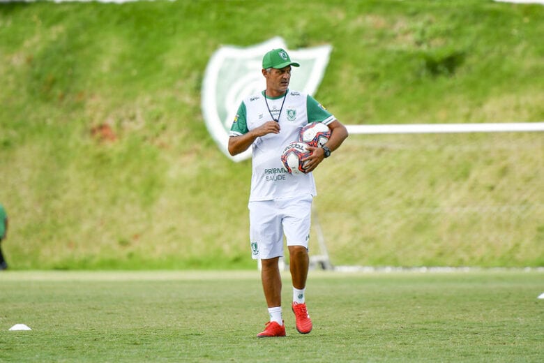 Com novidades, Lisca define escalação do América para jogo contra o Treze