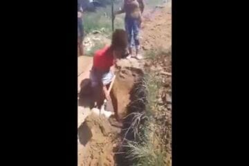 Por falta de coveiro, filhos cavam cova da própria mãe; veja o vídeo