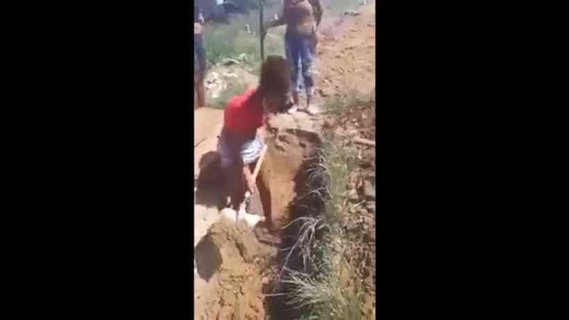 Por falta de coveiro, filhos cavam cova da própria mãe; veja o vídeo