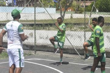 Após se recusar a jogar, Ademir treina com elenco do América na Paraíba