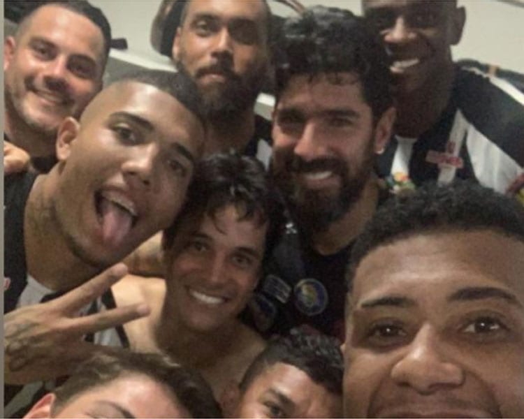 Jogadores do Athletic se despedem de Loco Abreu, que voltará ao Uruguai