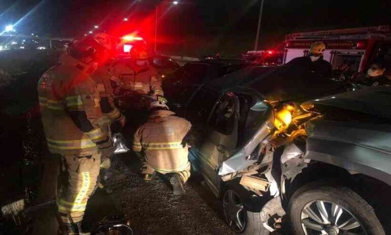 Engavetamento entre cinco carros deixa uma pessoa morta na MG-10, em BH