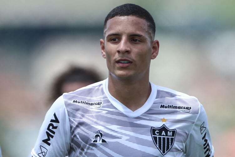 Com Arana e sem Cuca, Atlético volta ao trabalho na Cidade do Galo