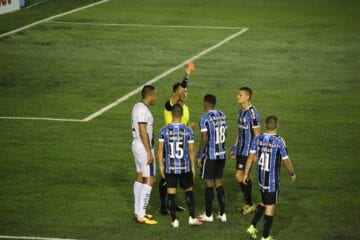 Após simular dois pênaltis e ser expulso, Léo Chú pode ser punido no Grêmio