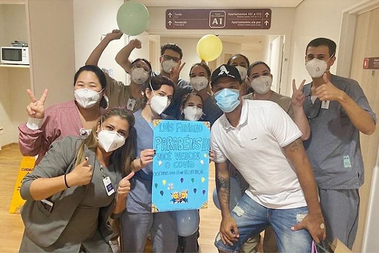 Luis Fabiano deixa hospital em São Paulo após internação com COVID-19