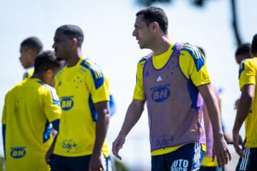 Cruzeiro: Rômulo treina com o elenco e espera regularização no BID