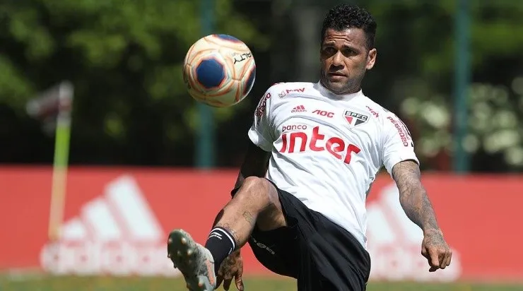 Com R$ 580 milhões de dívida, São Paulo busca recursos para manter Daniel Alves