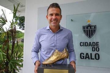 Atlético: Victor ganha troféu por defesa de pênalti na Libertadores de 2013
