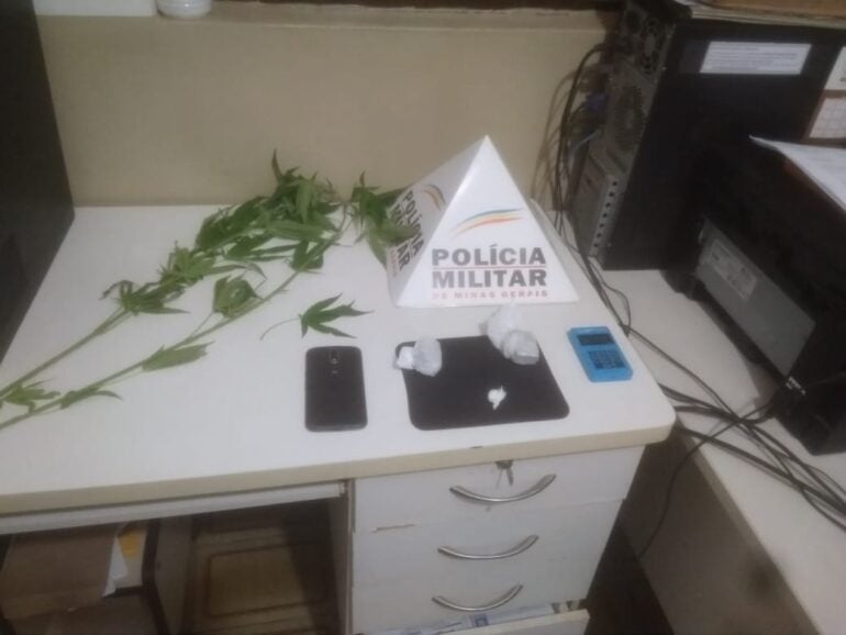 Mulher de 20 anos é detida com maconha e cocaína em Ferros