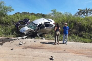 Acidente entre carro e caminhonete deixa duas pessoas feridas na MG-434