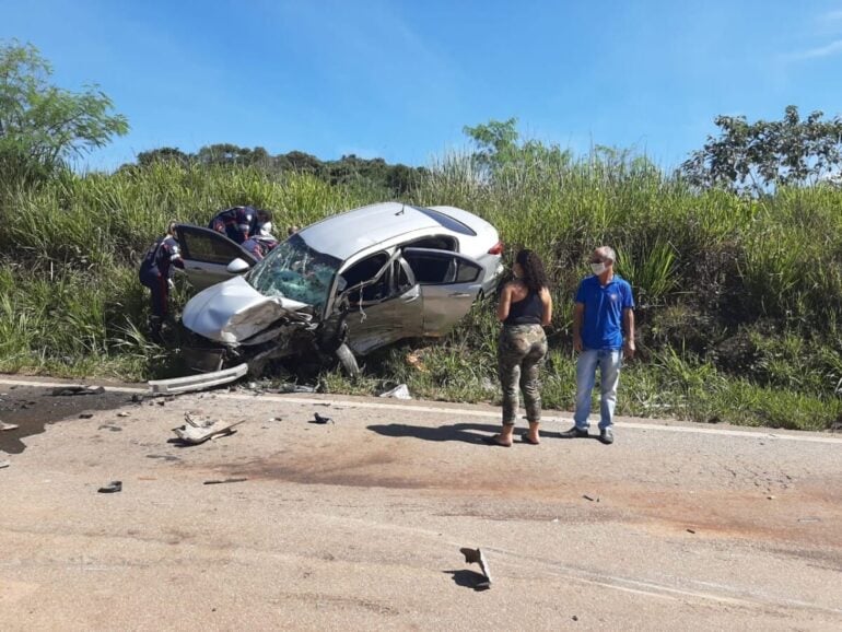 Acidente entre carro e caminhonete deixa duas pessoas feridas na MG-434