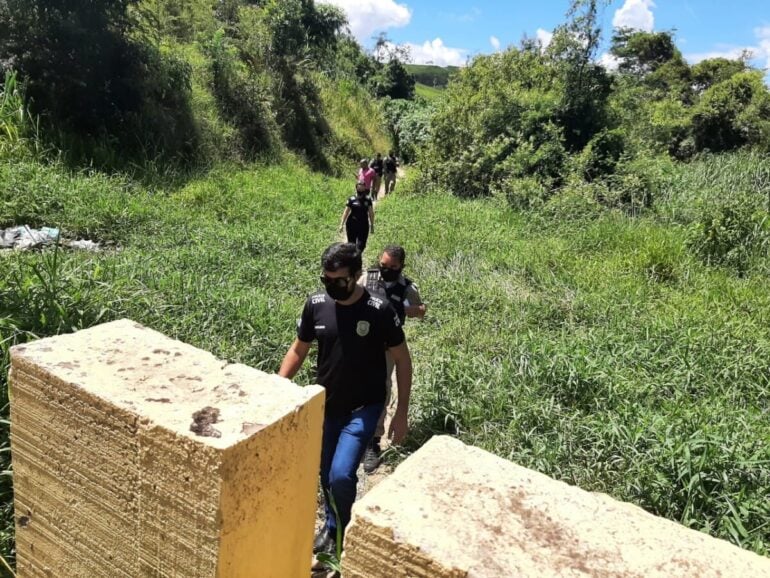 Corpo da possível vítima de homicídio é encontrado por populares no bairro Gabiroba