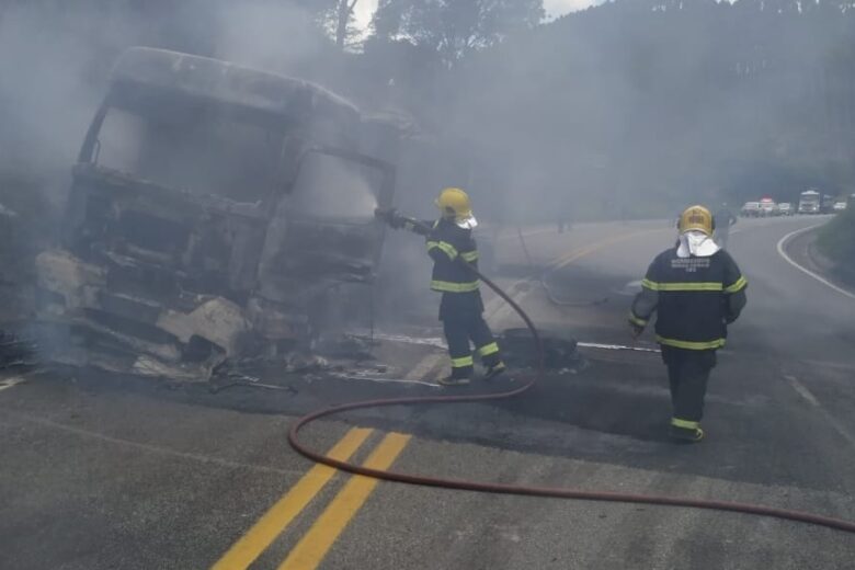 Acidente grave interdita rodovia em Nova Era; veja o vídeo