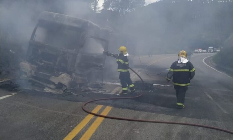 Acidente grave interdita rodovia em Nova Era; veja o vídeo