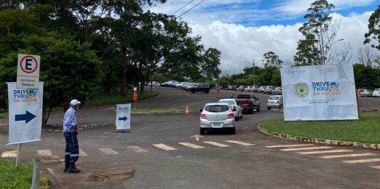 Jovens de 19 anos vacinam contra a Covid-19 em Itabira