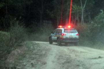 Homem é suspeito de matar a esposa com criança no colo